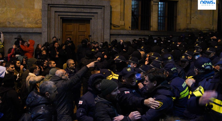 დიღმის პოლიციის სამმართველოსთან რუსთაველზე დაკავებულთა სოლიდარობის აქცია გაიმართა