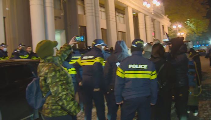 სასტუმრო ,,ქორთიარდ მარიოტთან“ ფიზიკური დაპირისპირების დროს დააკავეს ,,ძლიერი საქართველოს” ერთ-ერთი ლიდერი ალეკო ელისაშვილი