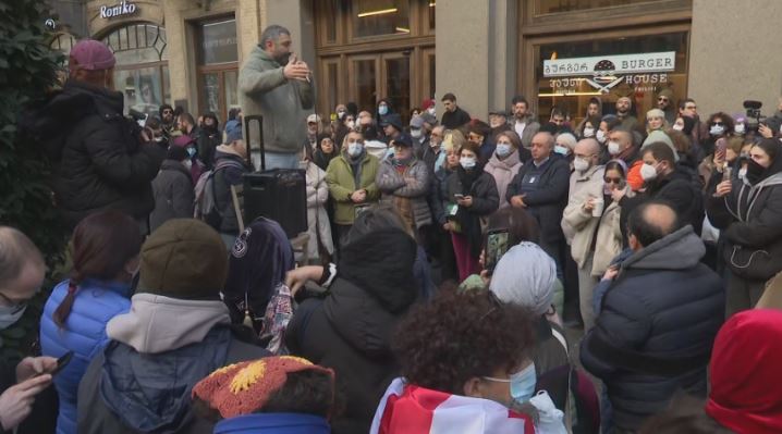 „შეწყდეს დევნა, დასრულდეს ძალადობის პოლიტიკა”, – აქცია რუსთაველის თეატრთან