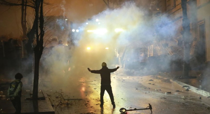 „გადმოდით ჩვენს მხარეს, თქვენ ხომ გმირები იქნებით…” – დემონსტრანტი სპეცრაზმს მიმართავს