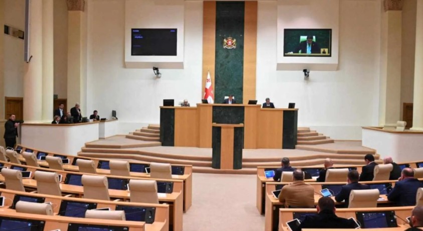 პარლამენტში დაჩქარებულად იღებენ რამდენიმე კანონს, რომელსაც ოპოზიცია რეპრესიულს უწოდებს