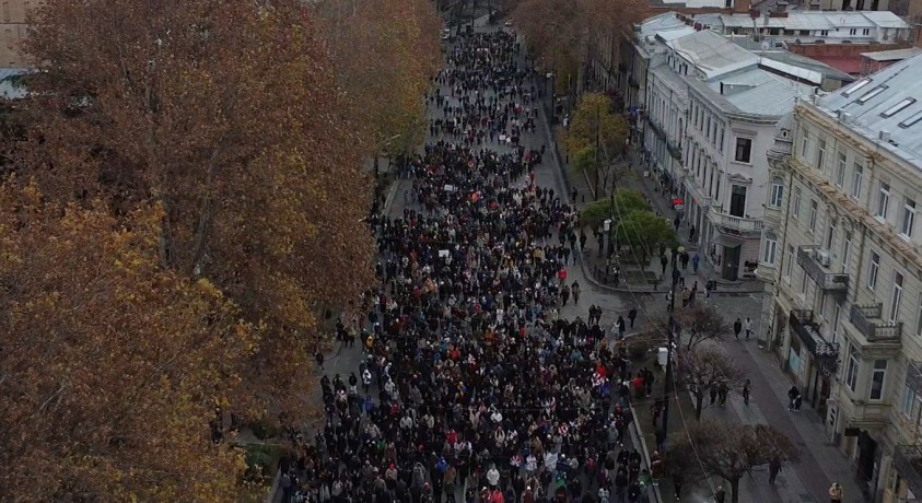 საპროტესტო აქციას სულ უფრო მეტი სფეროს წარმომადგენელი უერთდება