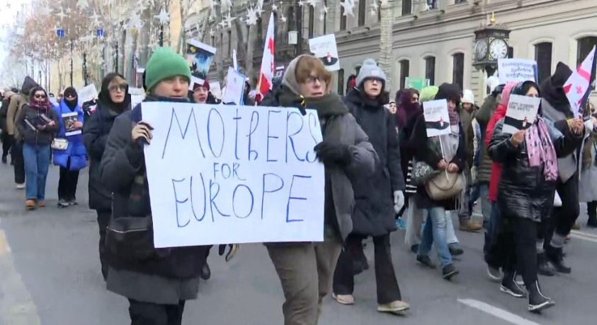 „ხელი გაუშვი, ჩემი შვილია!”- თბილისში დედებმა საპროტესტო აქცია გამართეს