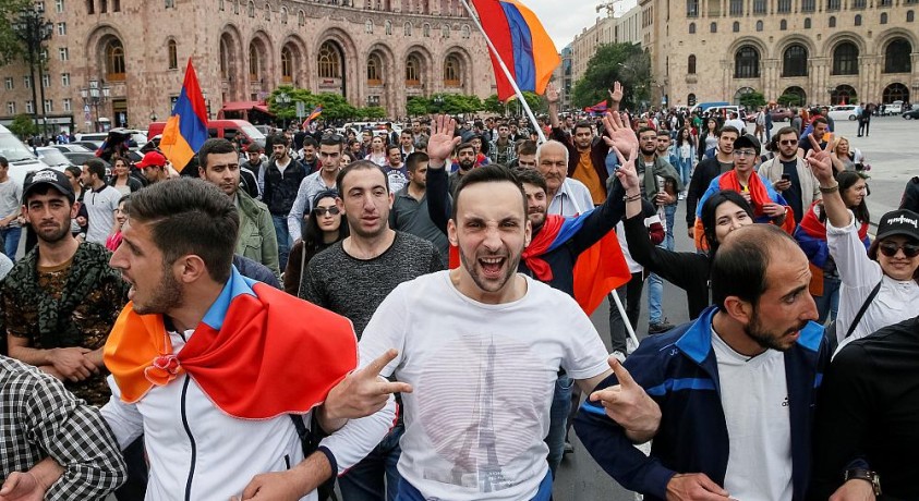 ერევანში ოპოზიციური პარტიების მხარდამჭერებმა პარლამენტის შენობასთან კარვები გაშალეს