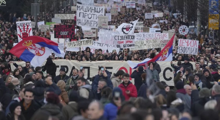“შენს ხელებზე სისხლია!’ – მასშტაბური აქცია სერბეთში