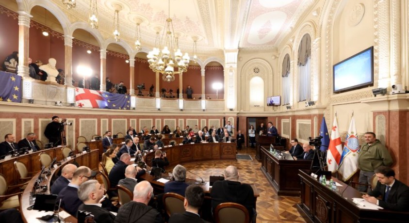 თბილისის მერმა საკრებულოს მიმდინარე წლის საქმიანობის ანგარიში ოპოზიციის დასწრების გარეშე წარუდგინა