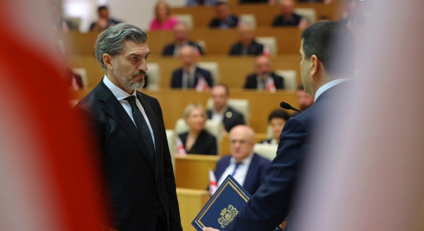 პარლამენტის სხდომათა დარბაზში მიხეილ ყაველაშვილმა ფიცი დადო