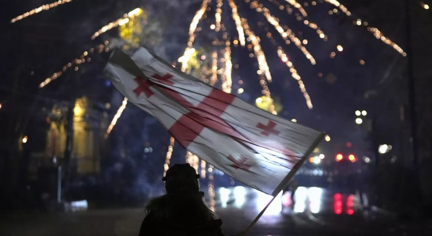 უწყვეტი პროტესტი არასადღესასწაულო განწყობით