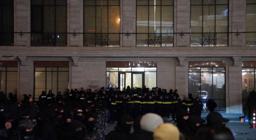 მოსამართლეებმა რესტორანი „ბაბილო“ პოლიციის კორდონის დახმარებით დატოვეს