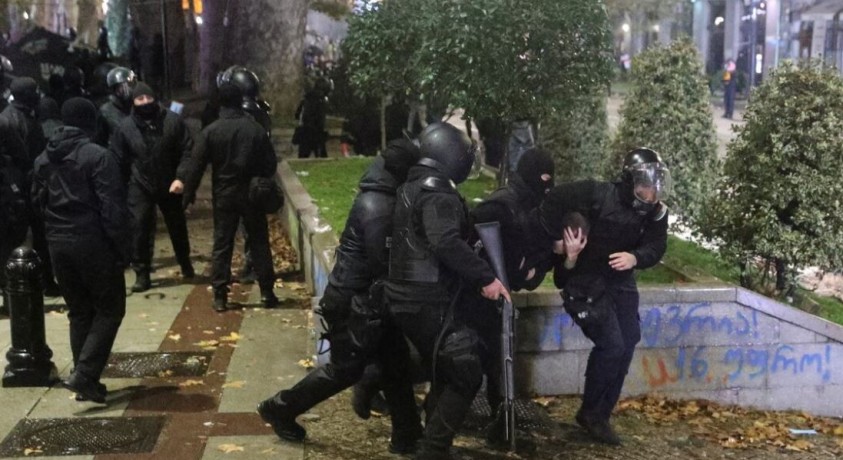 ევროკავშირის საგარეო უწყება საქართველოში მშვიდობიან მომიტინგეებსა და ჟურნალისტებზე ძალადობას გმობს