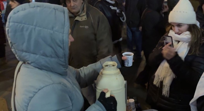 რუსთაველის გამზირზე შეციებული დემონსტრანტების გასათბობად ცხელ სასმელებს არიგებენ