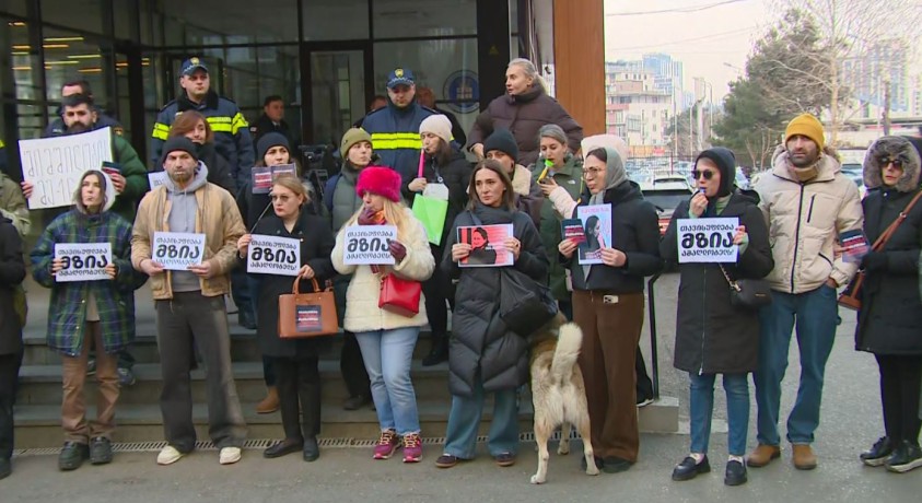 “მოვითხოვთ სინდისის პატიმრის, მზია ამაღლობელის დაუყოვნებლივ გათავისუფლებას” –  საპროტესტო აქცია პროკურატურასთან