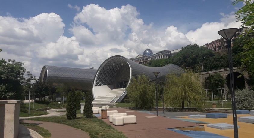 „ტრაგედია დატრიალდა კერძო ტერიტორიაზე არსებულ შენობა-ნაგებობაში“ – თბილისის მერია რიყის პარკში მომხდარზე