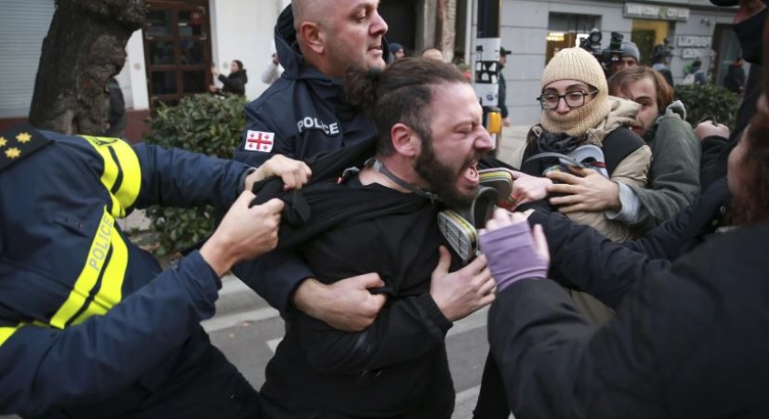 დაშავებული ჟურნალისტები და დაკავებული მოქალაქეები – აქცია პარლამენტთან