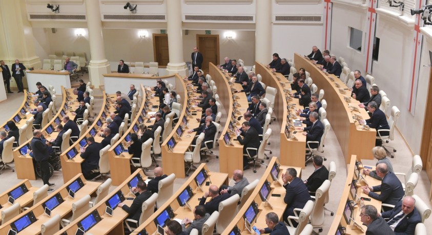 პროტესტის მიუხედავად „ქართულმა ოცნებამ“ სადავო კანონპროექტები დაამტკიცა