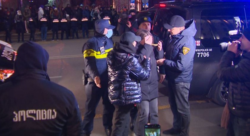 რუსთაველის გამზირზე დემონსტრანტები კვლავ დააკავეს