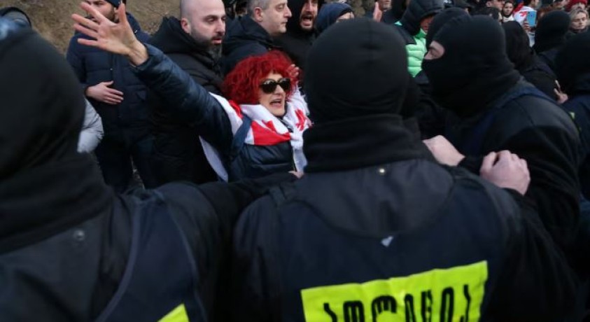 „ფედერალისტები“ დემონსტრანტებზე ძალადობაში მხილებულ პირთა სიას სალომე ზურაბიშვილს გადასცემენ