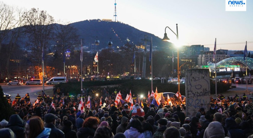 საყოველთაო მსვლელობას უერთდებიან საჯარო სამსახურში მომუშავე მოქალაქეებიც