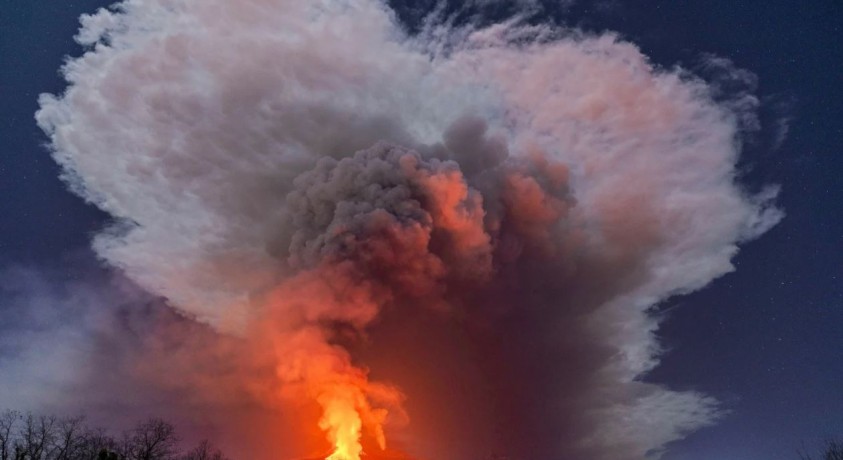 ათასობით ადამიანი ეტნას ვულკანის ამოფრქვევას ადევნებს თვალს