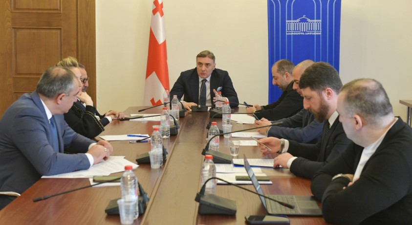 აკრძალვები მედიას – „ქართული ოცნება“ სადავო კანონპროექტზე მსჯელობს