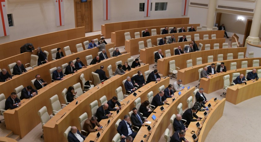 „ქართულმა ოცნებამ“ სადავო საკანონმდებლო ცვლილებებს პირველი მოსმენით დაუჭირა მხარი