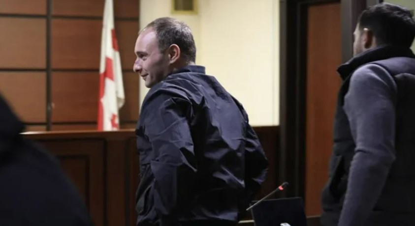 ბიზნესმენი გიორგი ჩიკვაიძე სასამართლო დარბაზში დააკავეს – მისი ბიზნესპარტნიორის სახლში ჩხრეკა მიმდინარეობს