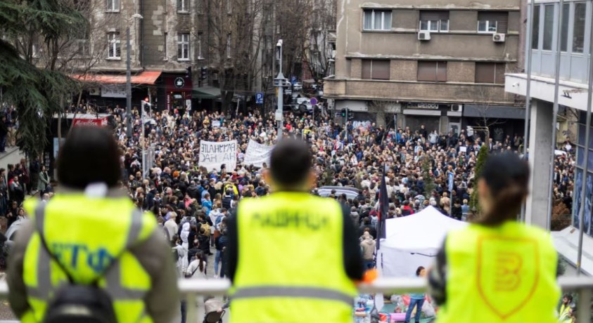 სერბეთში დემონსტრანტებმა საზოგადოებრივი მაუწყებლის შენობის შესასვლელი დაბლოკეს