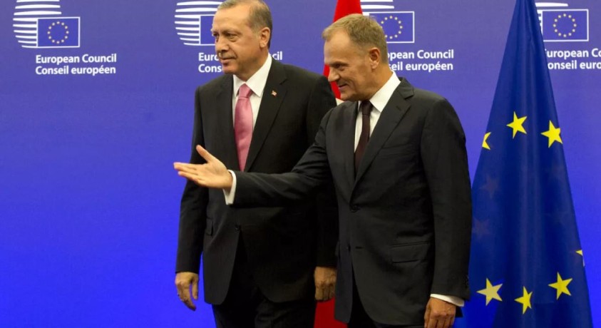 დონალდ ტუსკი ანკარას მოუწოდებს, საკვანძო როლი შეასრულოს უკრაინის სამშვიდობო პროცესში