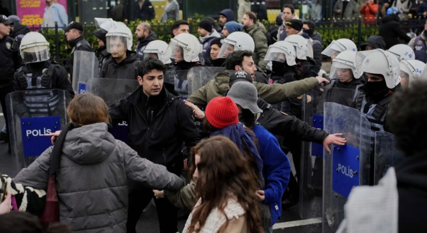 მეორე ღამეა, სტამბოლის მერიის შენობის წინ საპროტესტო აქციები მიმდინარეობს