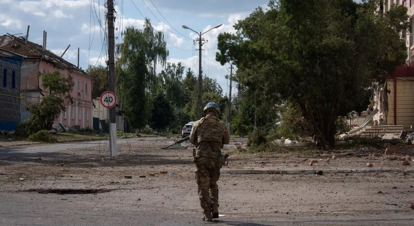 კიევი და ოფიციალური სამხედრო პირები აცხადებენ, რომ უკრაინული ძალები არ არიან ალყაში მოქცეული კურსკის რეგიონში