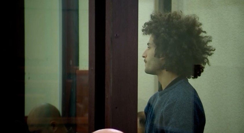 „ჯოხი ჩამარტყა ხელში… ცოტა შემიწითლდა” – დაზარალებულის სტატუსის მქონე პოლიციელი მათე დევიძეზე