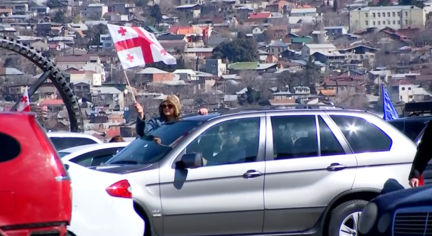 ნიკა მელიას მხარდასაჭერად რუსთავის ციხისკენ მსვლელობა გაიმართა