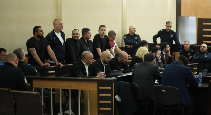 „ბრალდებულს დარბაზში დენი ურტყამს” – სასამართლო აქციებისას დაკავებული რვა პირის საქმეს განიხილავს