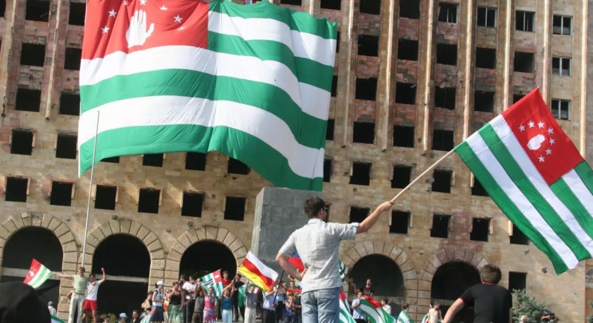 ცხინვალი და სოხუმი თბილისისგან „კეთილმეზობლურ” ურთიერთობებს ითხოვენ