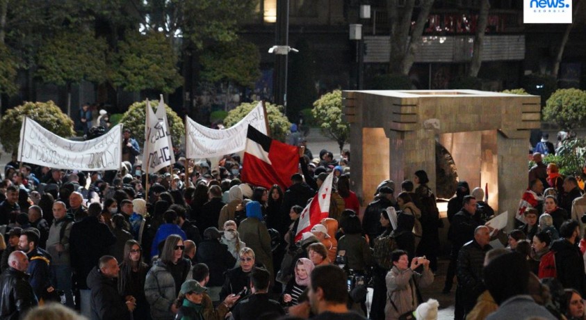 „36 წლის შემდეგ ისევ თავისუფლების დასაცავად ვიბრძვით“ – მოქალაქეებმა 9 აპრილის მემორიალთან ღამე გაათენეს
