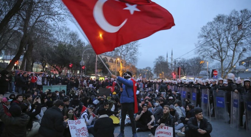თურქეთში აქციებისას დაკავებული 102 ახალგაზრდა გაათავისუფლეს