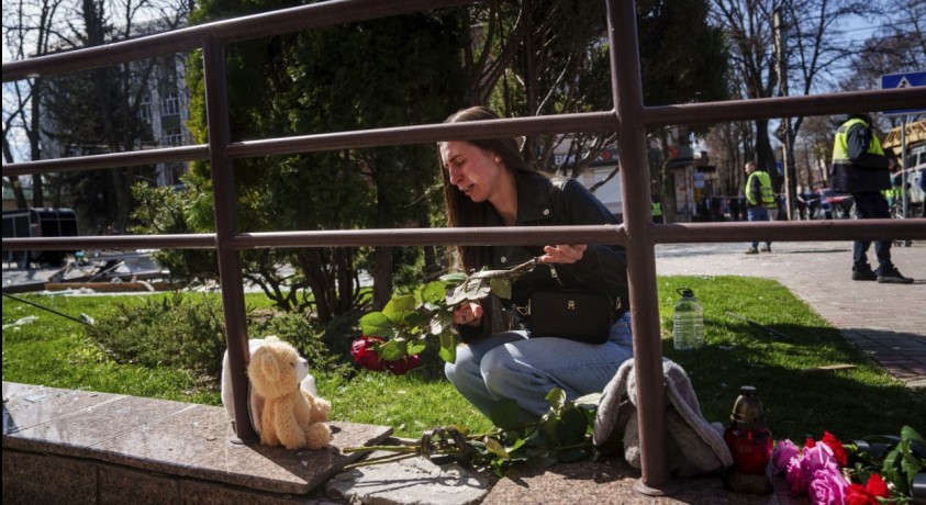 უკრაინელები ბზობის დღეს ქალაქ სუმიზე თავდასხმის დროს დაღუპულებს გლოვობენ