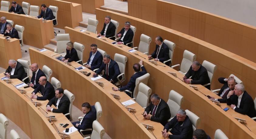 პოლიტიკური პარტიების აკრძალვის ინიციატივას „ქართულმა ოცნებამ“ პირველი მოსმენით დაუჭირა მხარი