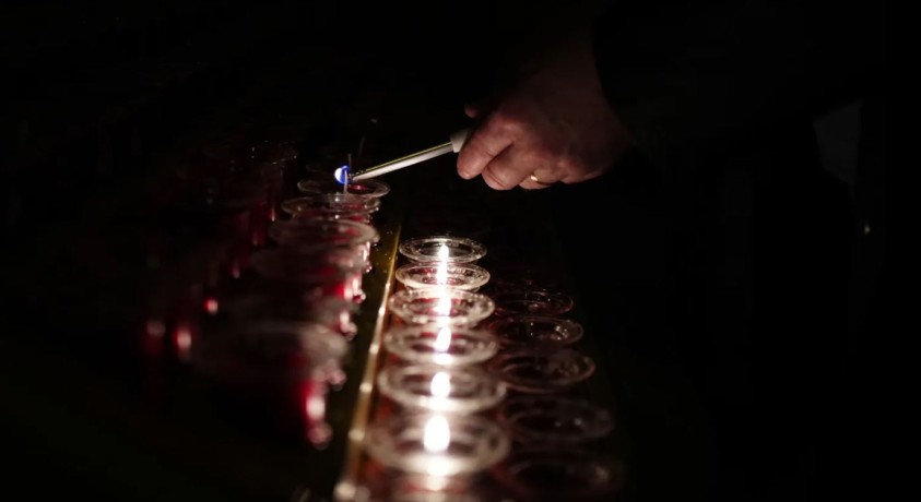 მოქალაქეები ვატიკანში პატივს მიაგებენ რომის პაპს