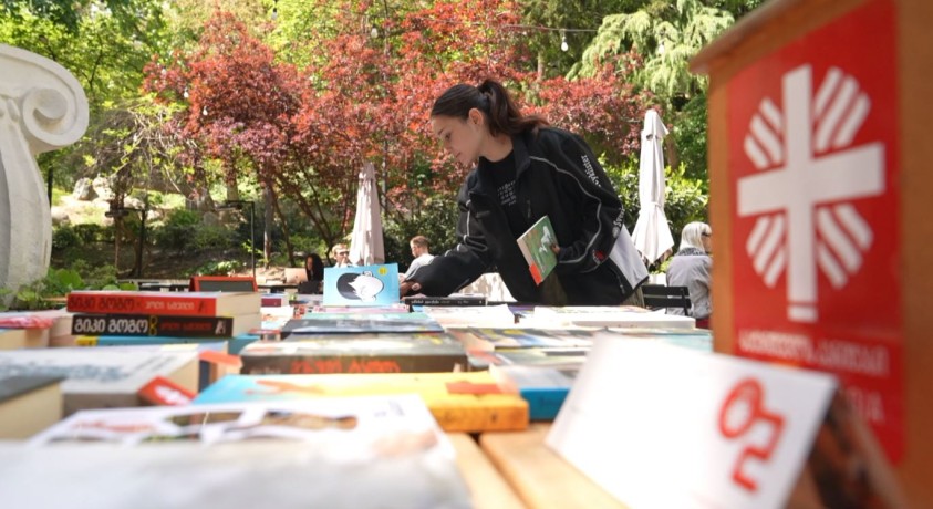 ქველმოქმედება წიგნებით