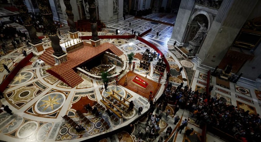 ვატიკანში წმინდა პეტრეს ბაზილიკა ღამის საათებშიც ღიაა