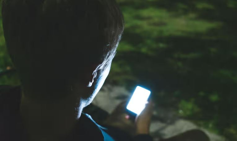 ინგლისში მოითხოვენ, აიკრძალოს AI აპლიკაციები, რომლებიც ბავშვების ციფრულად გაშიშვლების საშუალებას იძლევა