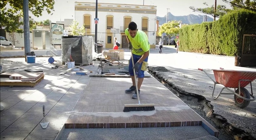 რამდენად შეაკავებს წყალდიდობას ქალაქში კერამიკული ფილებით დაგებული გზა?