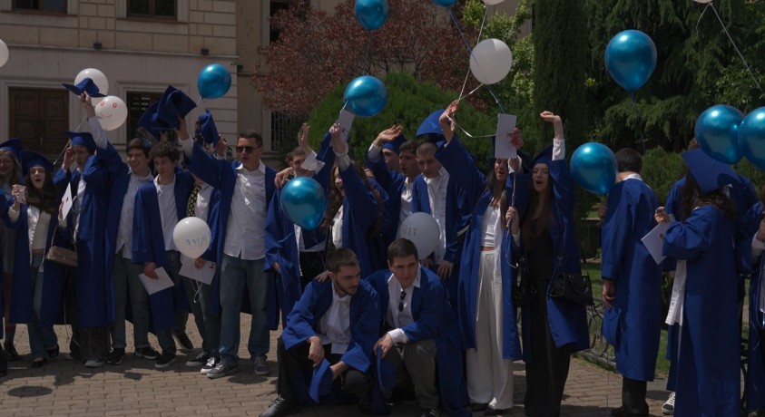 „ჩვენ სკოლა დავამთავრეთ”- საქართველოში მე-12 კლასელებისთვის ბოლო ზარი დაირეკა