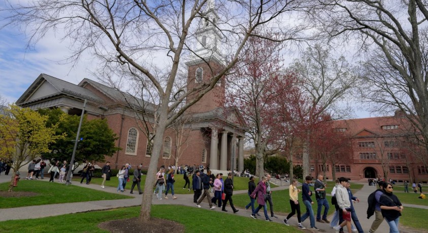 აშშ სტუდენტური ვიზის მიღების მსურველთათვის გასაუბრებას აჩერებს