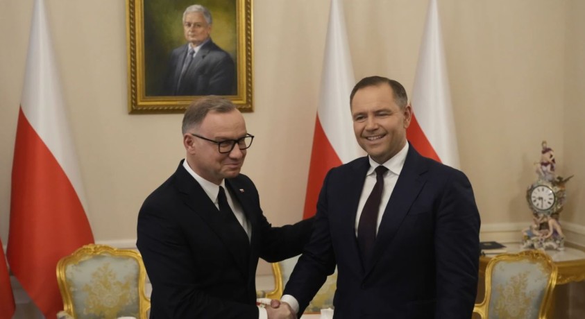 პოლონეთის არჩეული პრეზიდენტი კაროლ ნავროცკი მოქმედ პრეზიდენტ ანჯეი დუდას შეხვდა