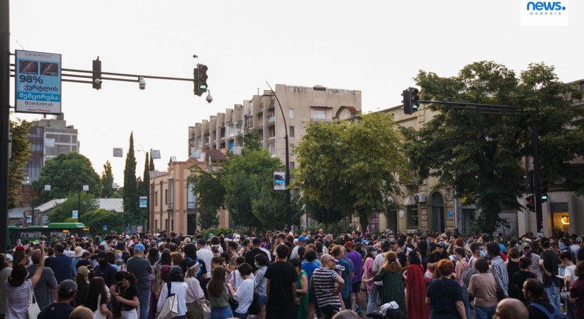 სოლიდარობის ნიშნად მათე დევიძის მხარდამჭერები მელიქიშვილის გამზირზე შეიკრიბნენ