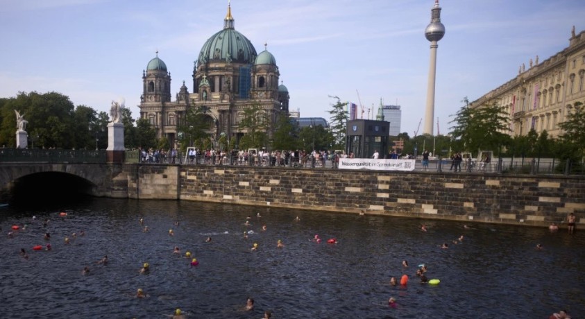 100-წლიანი აკრძალვის შემდეგ ბერლინელები მდინარე შპრეეში ცურვის უფლებას ითხოვენ