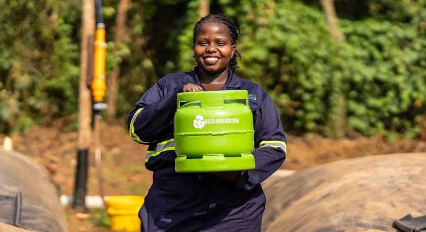 უგანდელი ინოვატორი წყალმცენარეს სუფთა ენერგიად გარდაქმნის