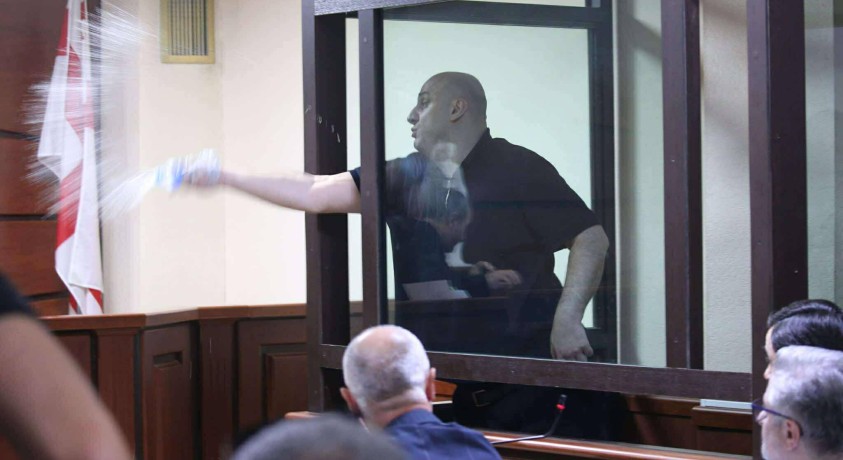 ნიკა მელიას მოსამართლისთვის წყლის შესხმის ფაქტზე პატიმრობა შეეფარდა